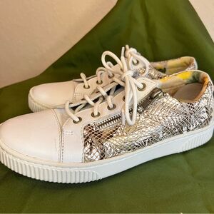 Born leather sneakers 🌺 great used condition 🖤 size 7